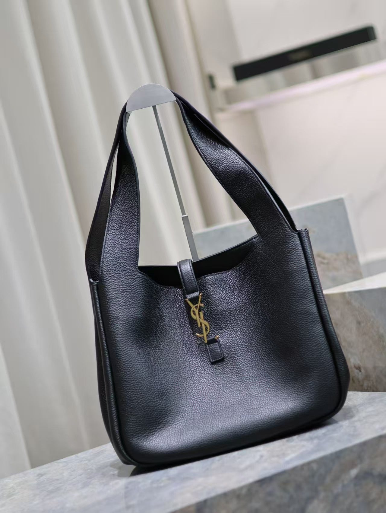LE 5 À 7 BEA IN GRAINED LEATHER BLACK