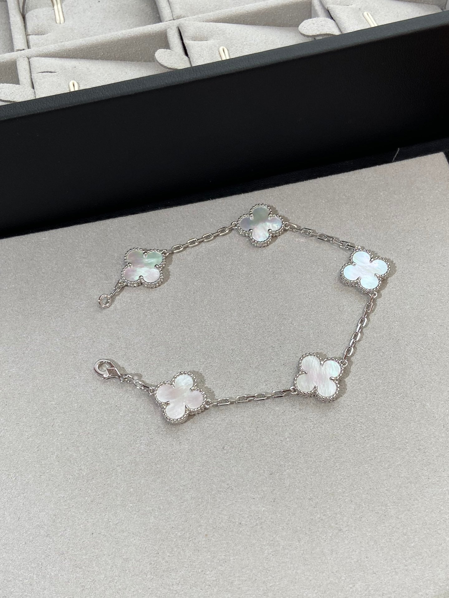[AURORA]CLOVER WHITE PEARL MOP 5 MOTIF BRACELET COLLECTION