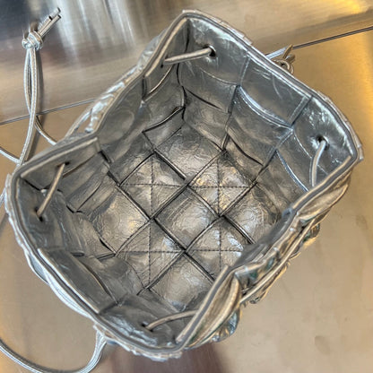 SMALL CASSETTE BUCKET 18 IN SILVER METALLIC SOFT LAMBSKIN