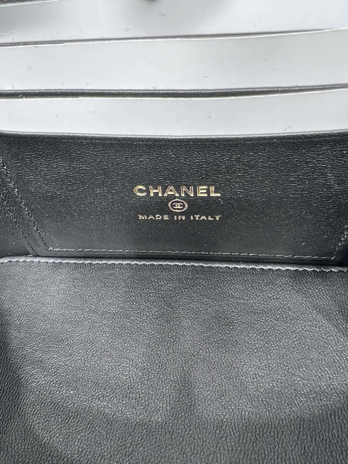 VANITY 17 TOP HANDLE IN BLACK QUILTED LAMBSKIN GOLD HARDWARE