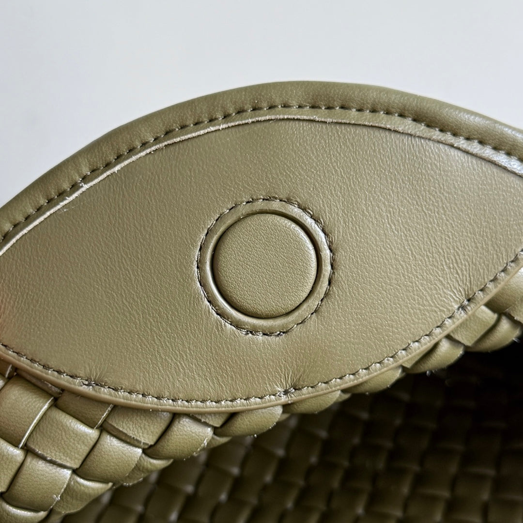 BOTTEGA VENETA 25S COBBLE BAG 23 IN ARMY GREEN CALFSKIN