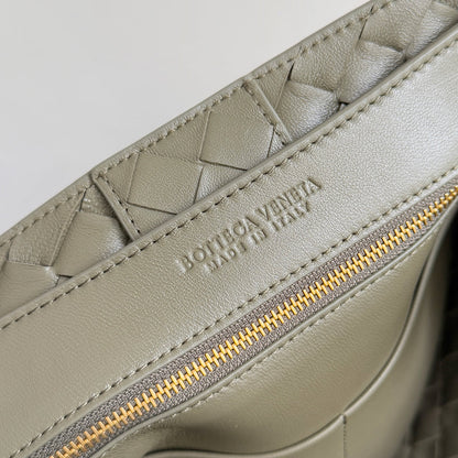 BOTTEGA VENETA 25S MEDIUM ANDIAMO 32 IN OLIVE GREEN CALFSKIN GOLD HARDWARE