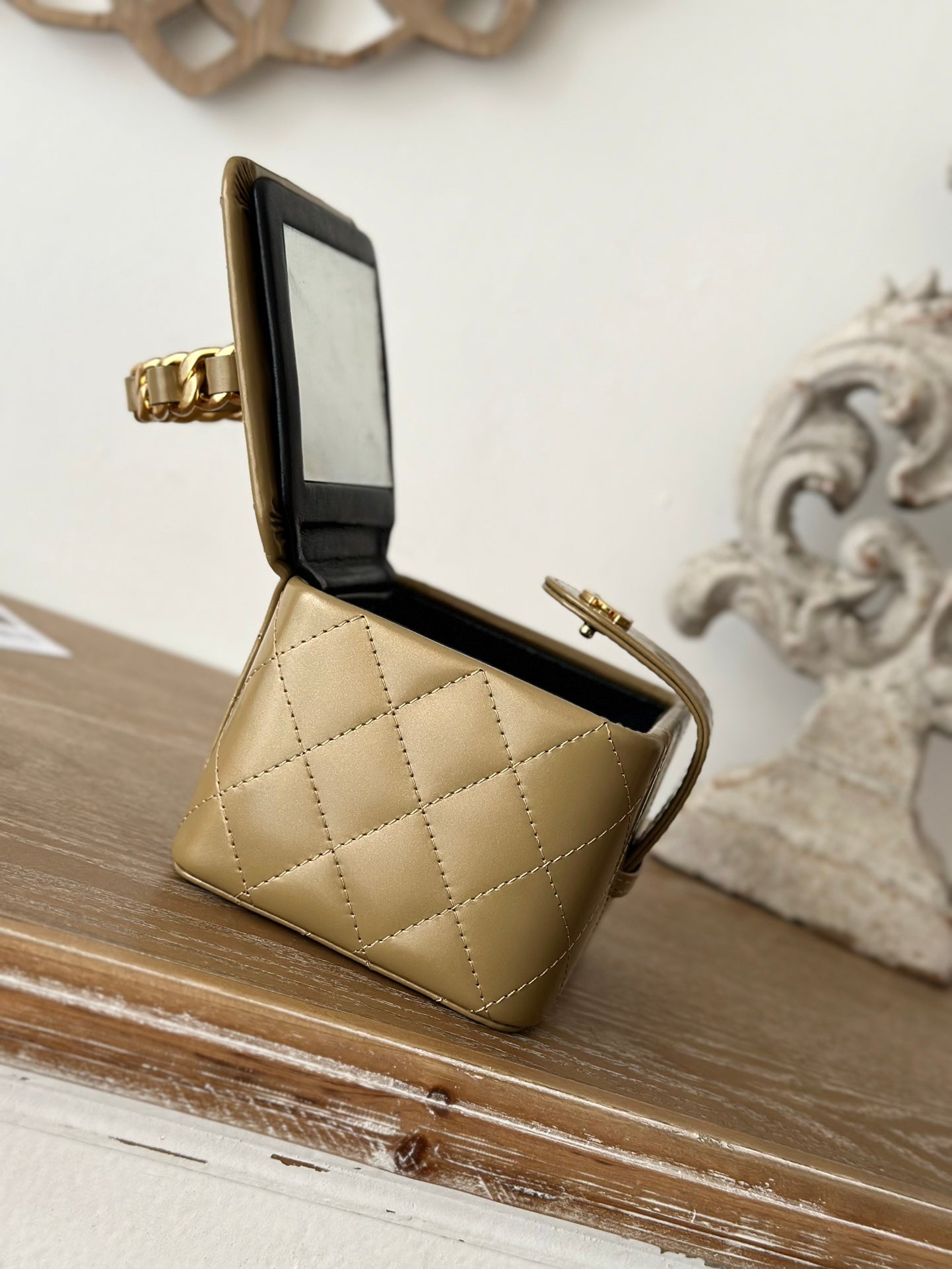MINI VINTAGE COSMETIC BAG 11 IN CAPE PALLISER SHINY CALFSKIN GOLD HARDWARE