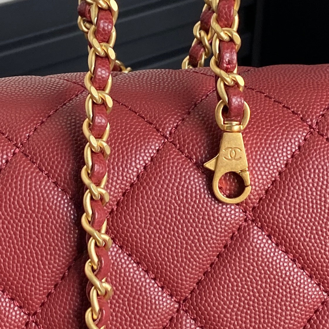 RETRO STYLE FLAP BAG 22 IN STILETTO RED GRAINED CALFSKIN GOLD HARDWARE