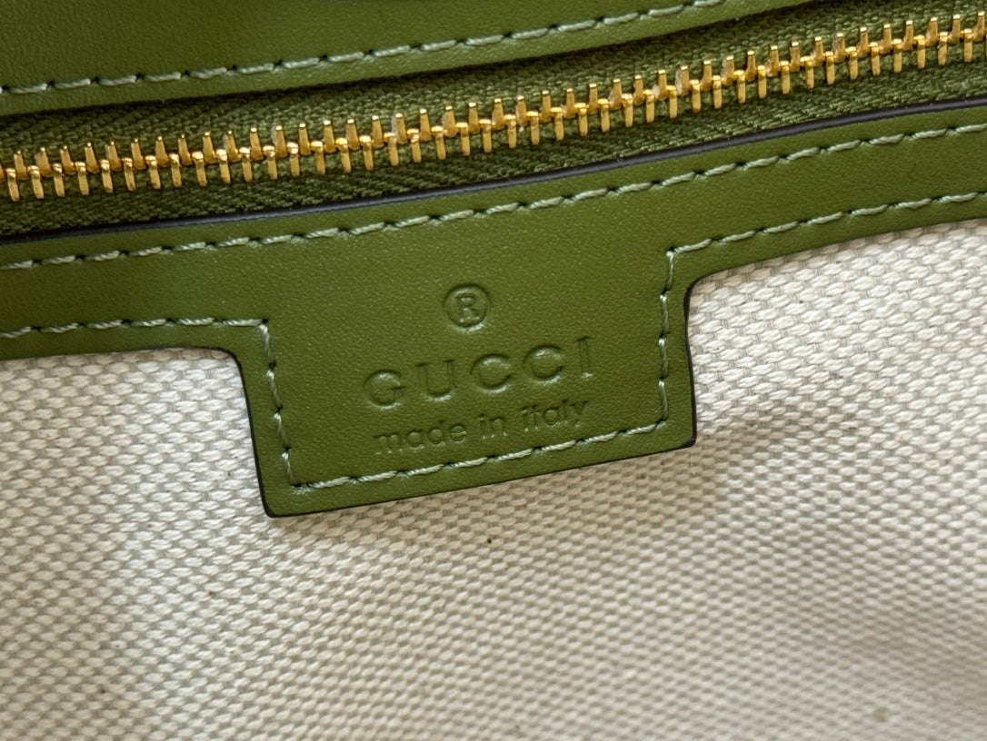 73 MEDIUM BUCKET BAG 27.5 IN GREEN SMOOTH CALFSKIN